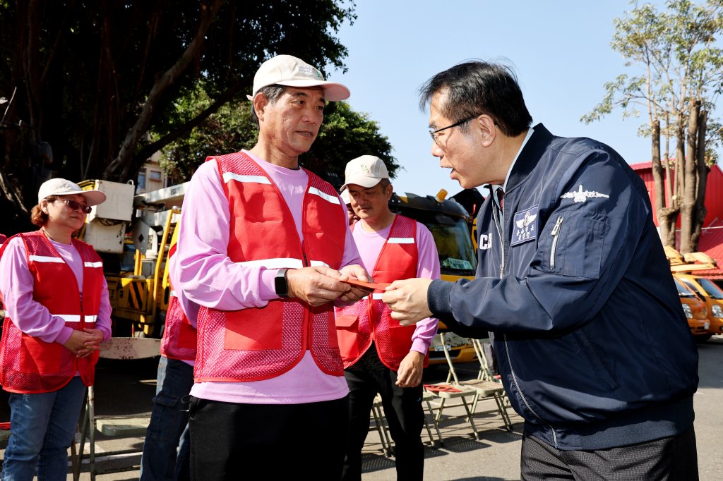 春節前夕肯定工務局基層辛勞 黃偉哲親發紅包慰勉