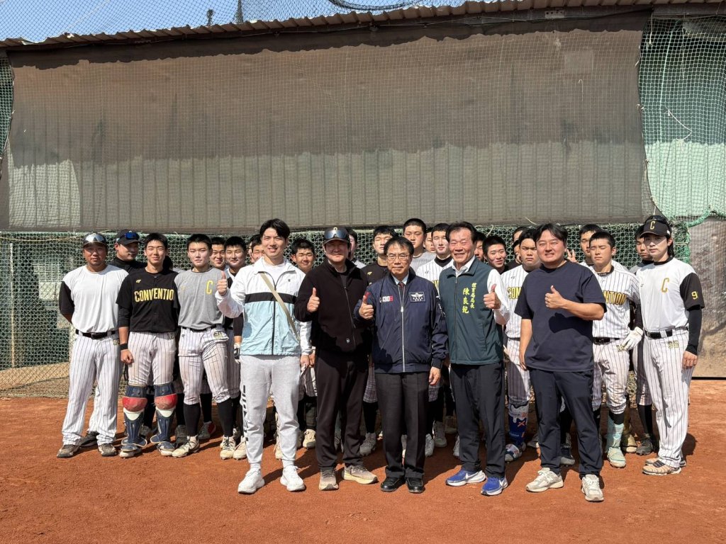 續寫臺韓基層棒球交流篇章 黃偉哲致贈能量飲鼓勵選手揮棒築夢