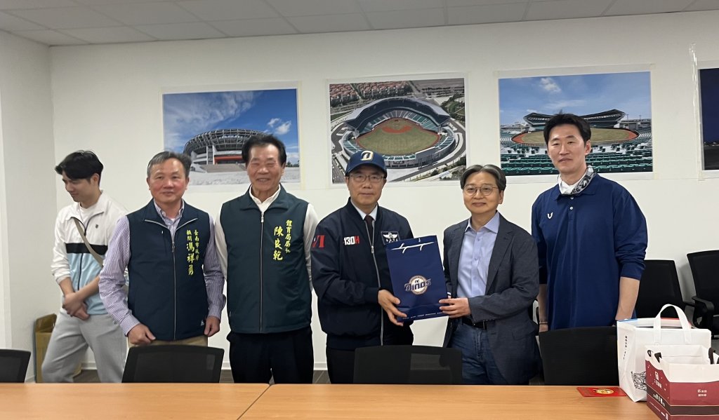 韓職NC恐龍隊臺南春訓 黃偉哲探班發紅包賀歲