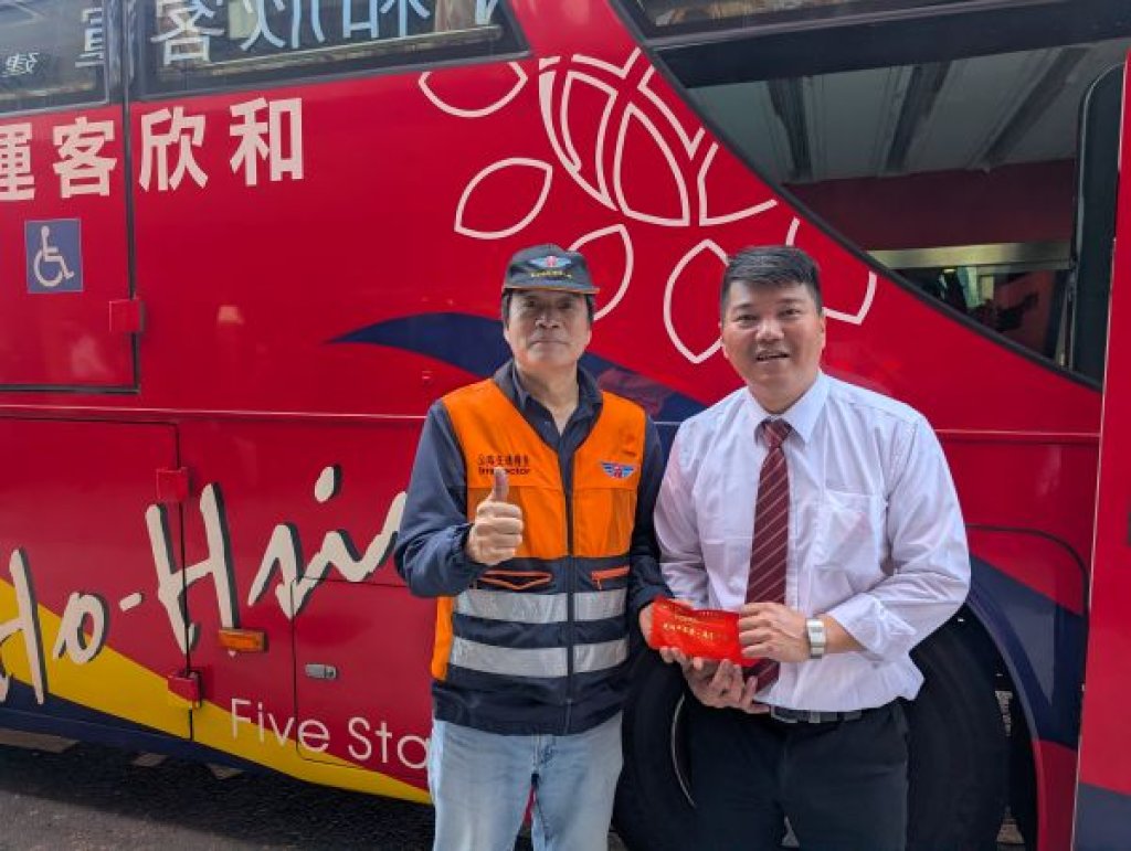  駕駛辛苦了  高雄市區監理所督導客運場站發送年前小紅包