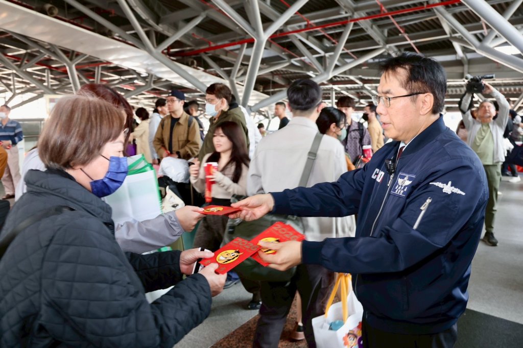 春節首日湧人潮 黃偉哲到高鐵台南站視察疏運發送紅包