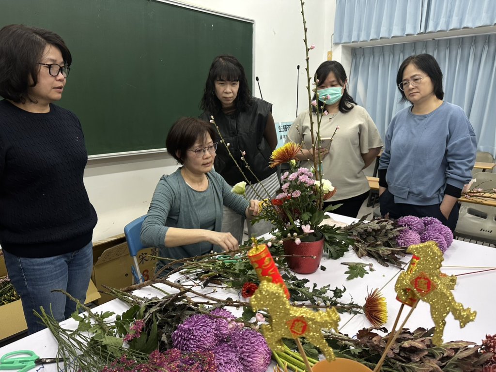 南市勞工局曾文園區開辦生活花藝課程 學員親自創作體驗美學生活