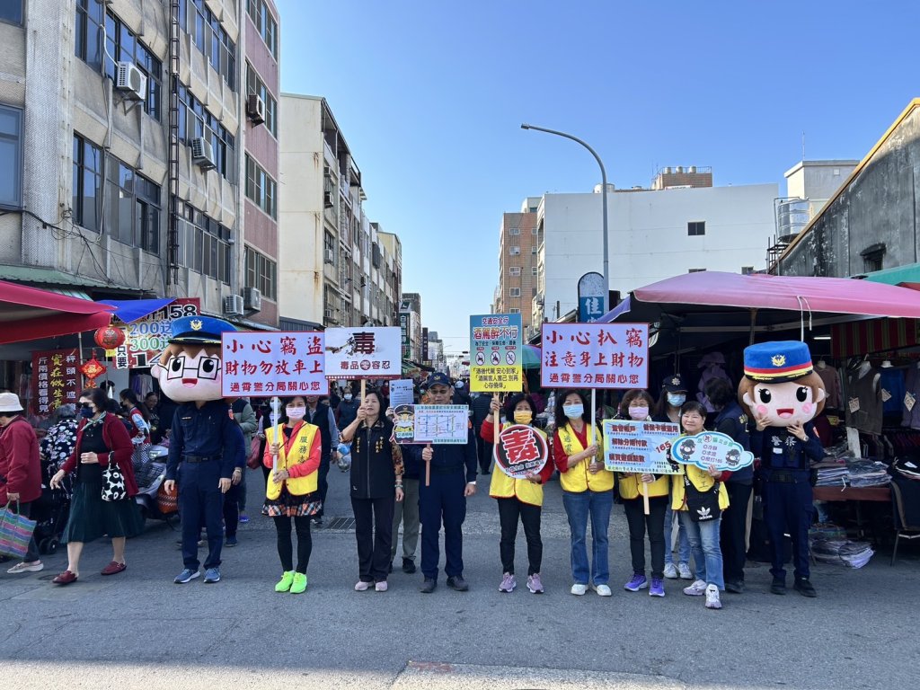 通霄警結合苑裡年貨大街｜防詐與交安宣導齊發力　守護鄉親安心過好年
