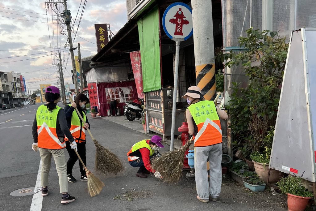 春節前夕 台南市安定區港口里環保義工隊大掃除大受好評