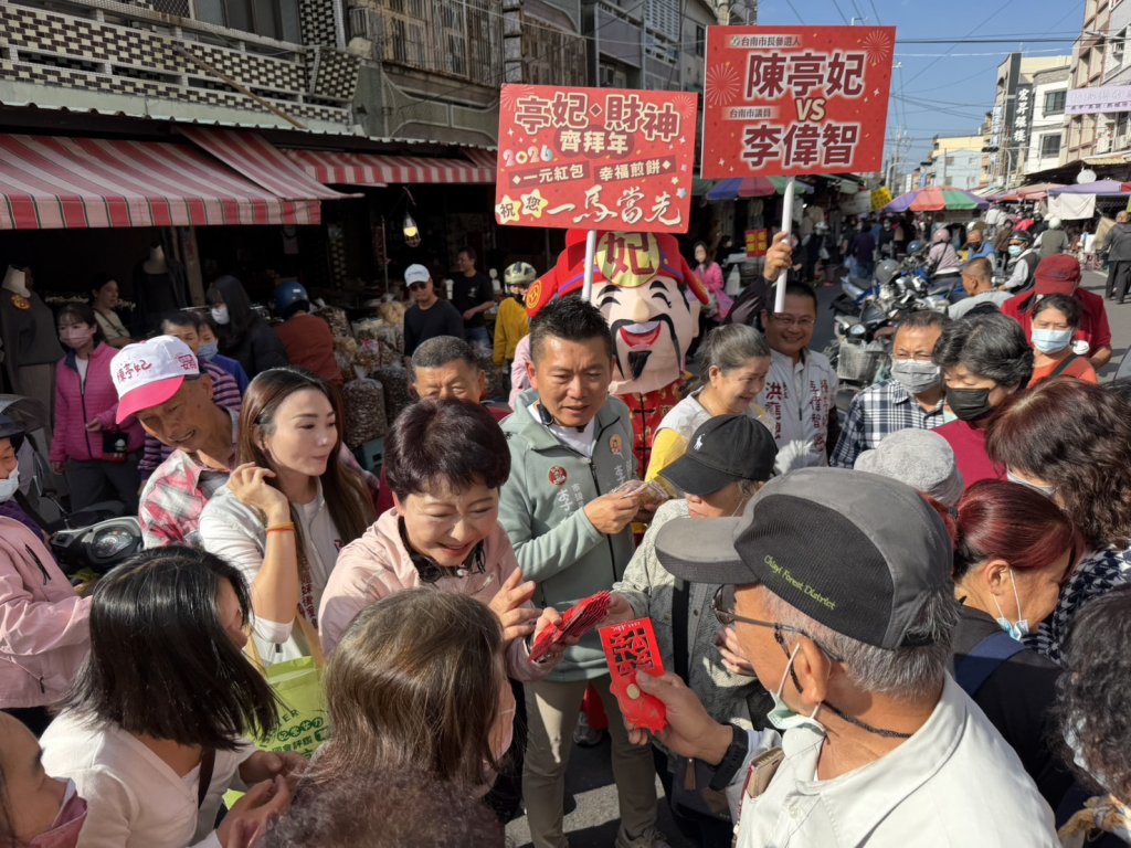 小年夜菜市場湧人潮 陳亭妃帶財神走入市區送祝福