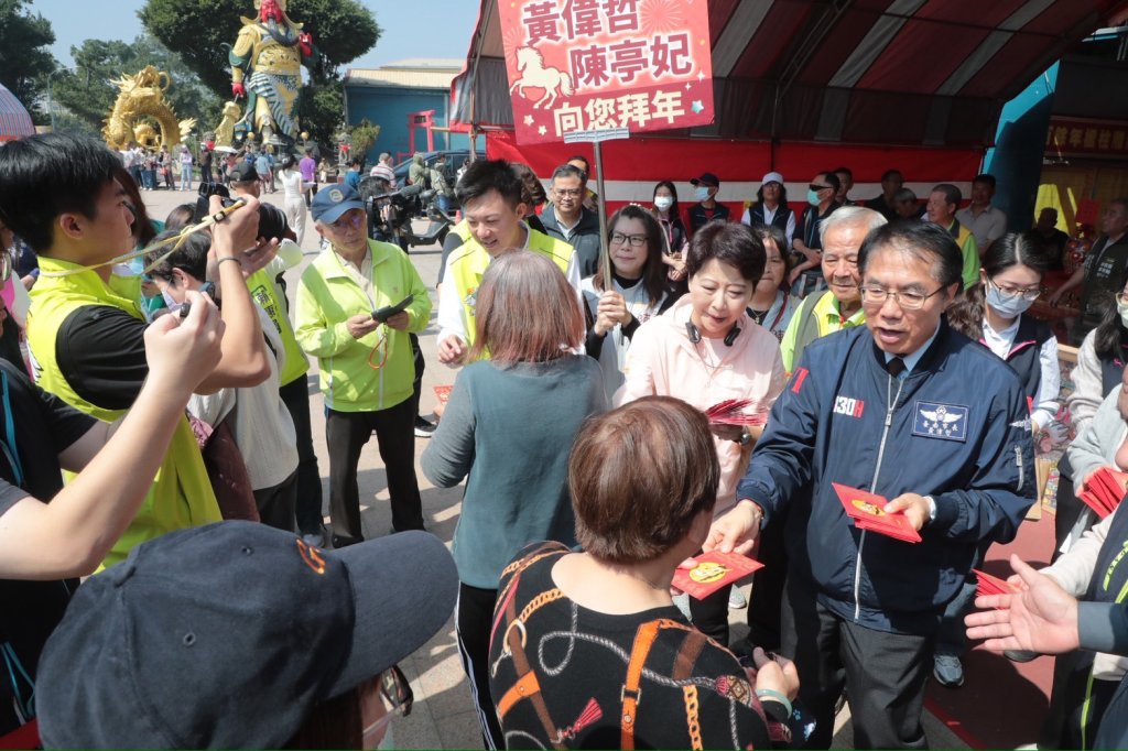 除夕日廟宇祈福 黃偉哲走訪新營同濟宮、鹽水武廟祈求國泰民安