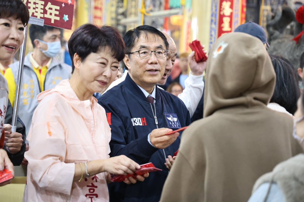 黃偉哲、陳亭妃走訪開基玉皇宮參香 祈願馬年風調雨順、市民都平安