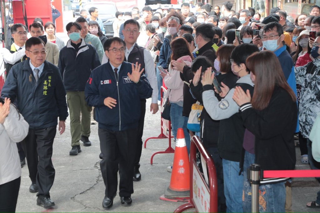 黃偉哲大年初一走春新化朝天宮 向市民拜年發小紅包祈福迎新春