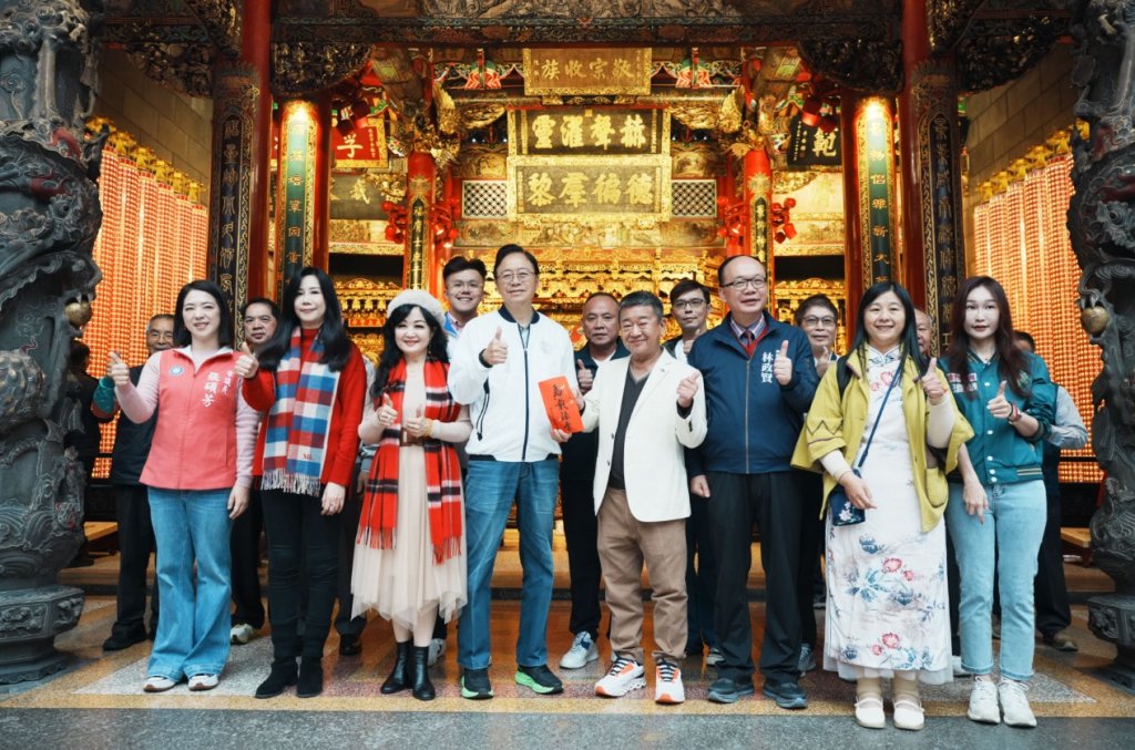 張善政初一走訪桃園宮廟參香發福袋 祈願市民馬載祿厚、平安順遂