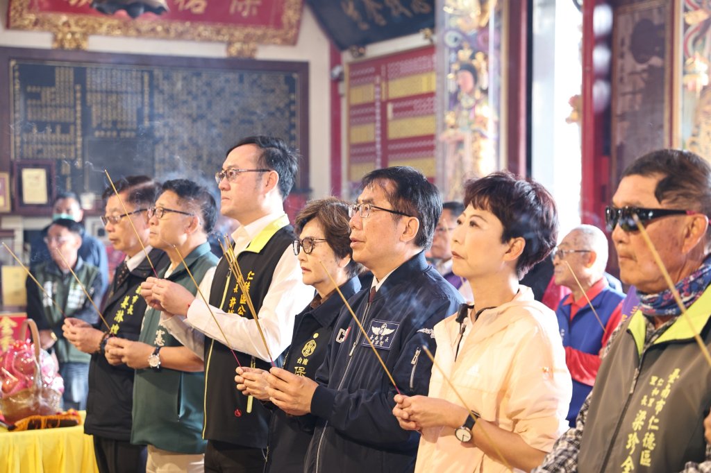 初二回娘家 黃偉哲馬不停蹄拜廟祈福、發放小紅包與民同慶