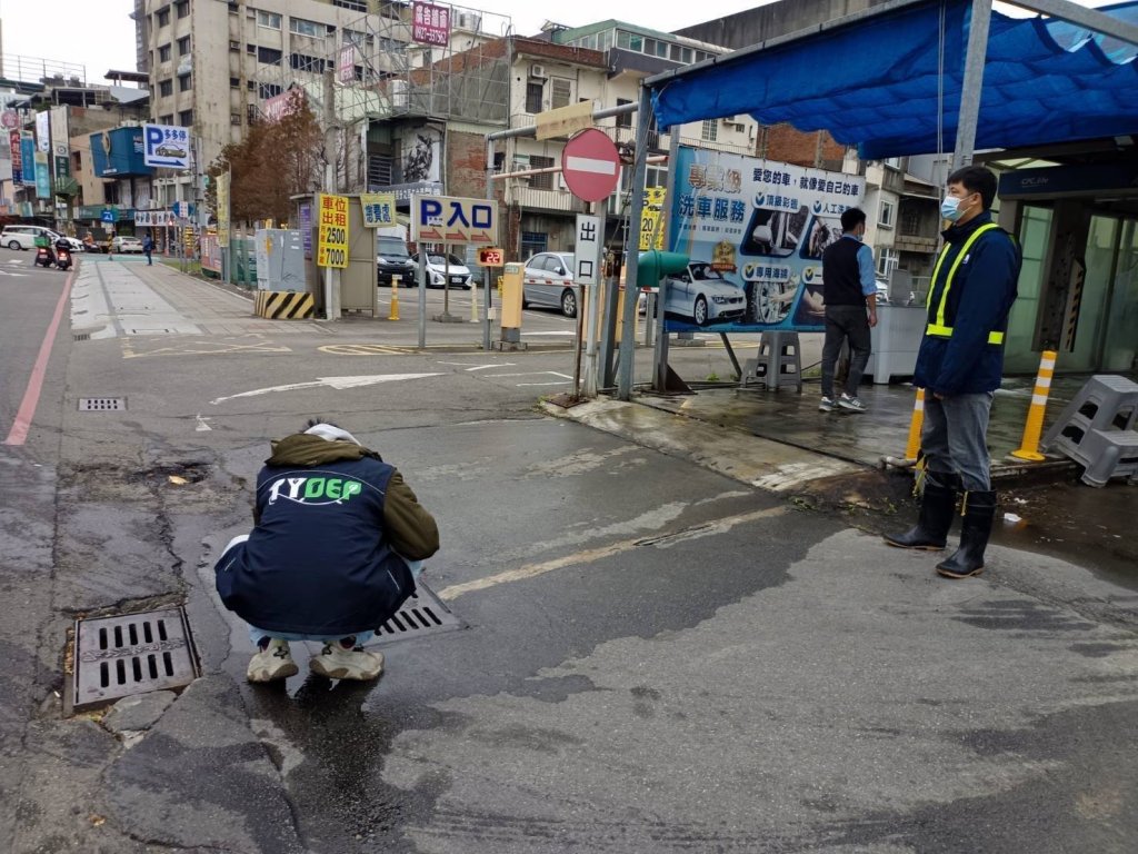 南崁溪驚現大量泡沫 桃園環保局溯源查獲違規加油站洗車場 最高可罰3百萬元