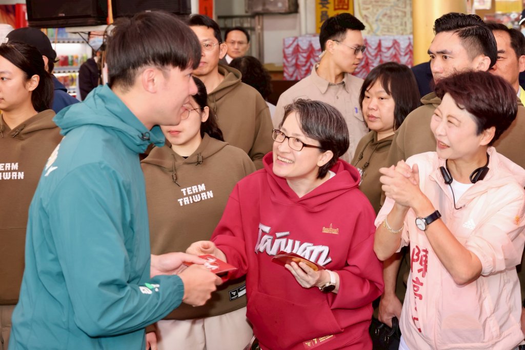 副總統蕭美琴初三赴台南開基玉皇宮走春參拜發紅包 黃偉哲陪同發放一元福袋