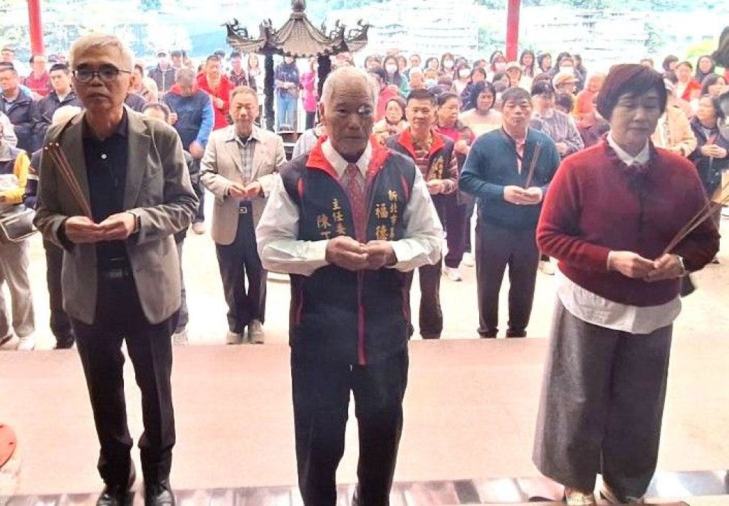 烏來福德宮大年初一湧現人潮　信眾循古禮團拜求財求平安