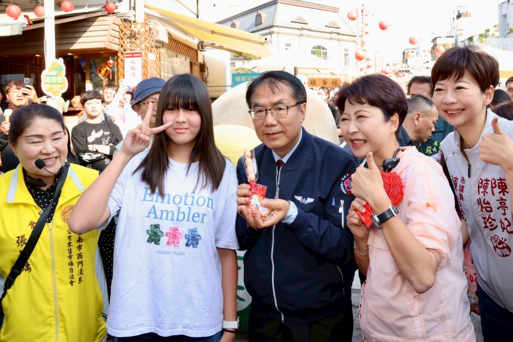 黃偉哲偕立委陳亭妃西市場迎春發紅包 邀民眾走春逛百年市場