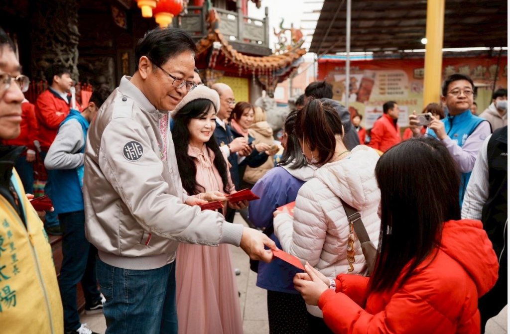 張善政初三走訪桃園宮廟參香發福袋　祈願市民平安健康、馬載祿厚