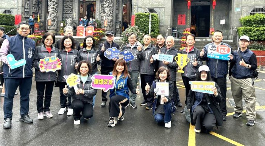 侯友宜發福袋擠滿人潮　土城警維安、防詐騙宣導雙雙到位