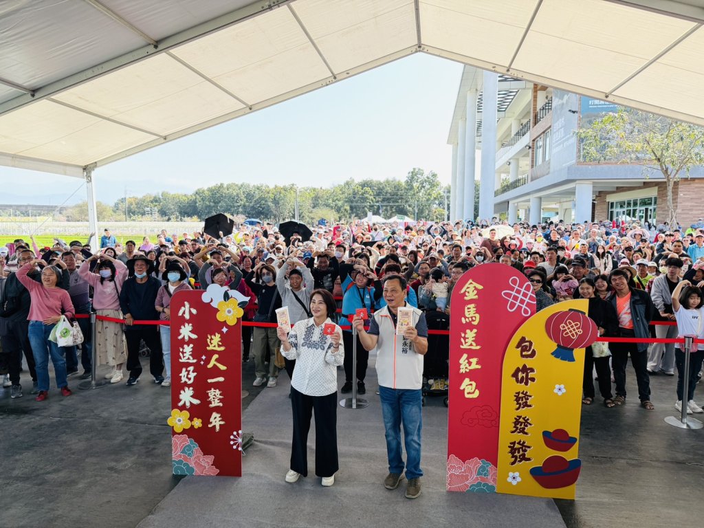 財神日送好運！　周春米熱博發紅包、平安米 人潮擠爆