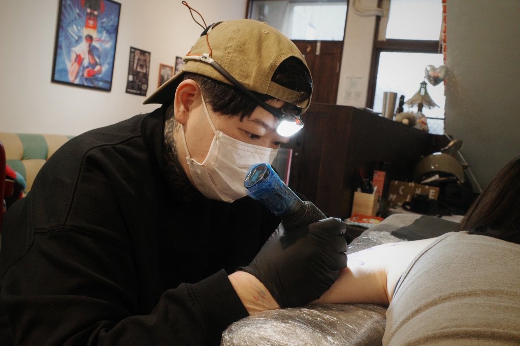 「527刺青室」鍾幸容  用刺青連結人與土地的行動創作者