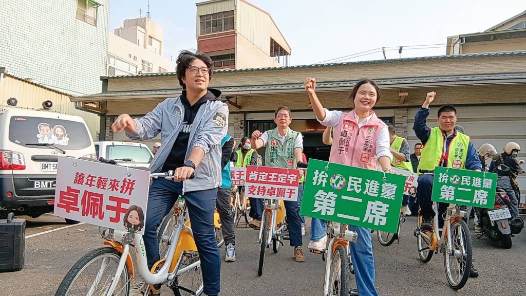 立委沈伯洋專程南下相挺東區市議員參選人卓佩于 還用腳踏車潦街拜票