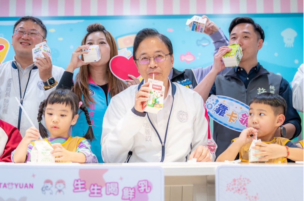張善政視察桃園「生生喝鮮乳」兌領　持卡領取守護健康超容易