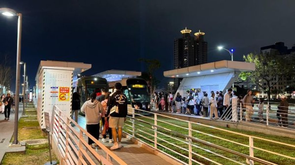 冬日遊樂園助攻 高雄輕軌單日運量高峰近10萬 再創歷史新高！春節連假運量突破65萬人次 