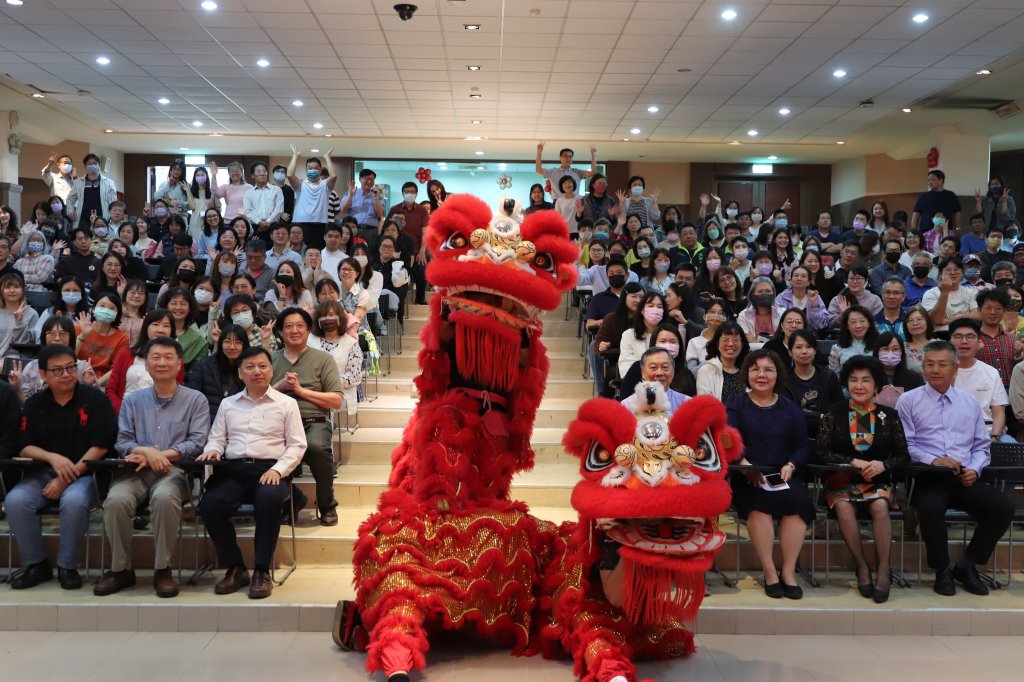 中華醫大 新春團拜發送開運紅包和錢母祈願校運昌隆