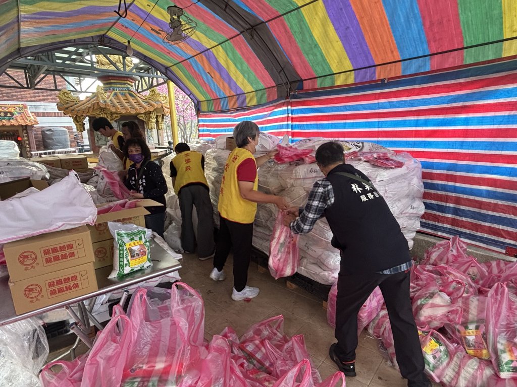 南區無極紫鑾殿歡慶「天公生」舉辦平安米贈給南區低收入戶愛心公益活動