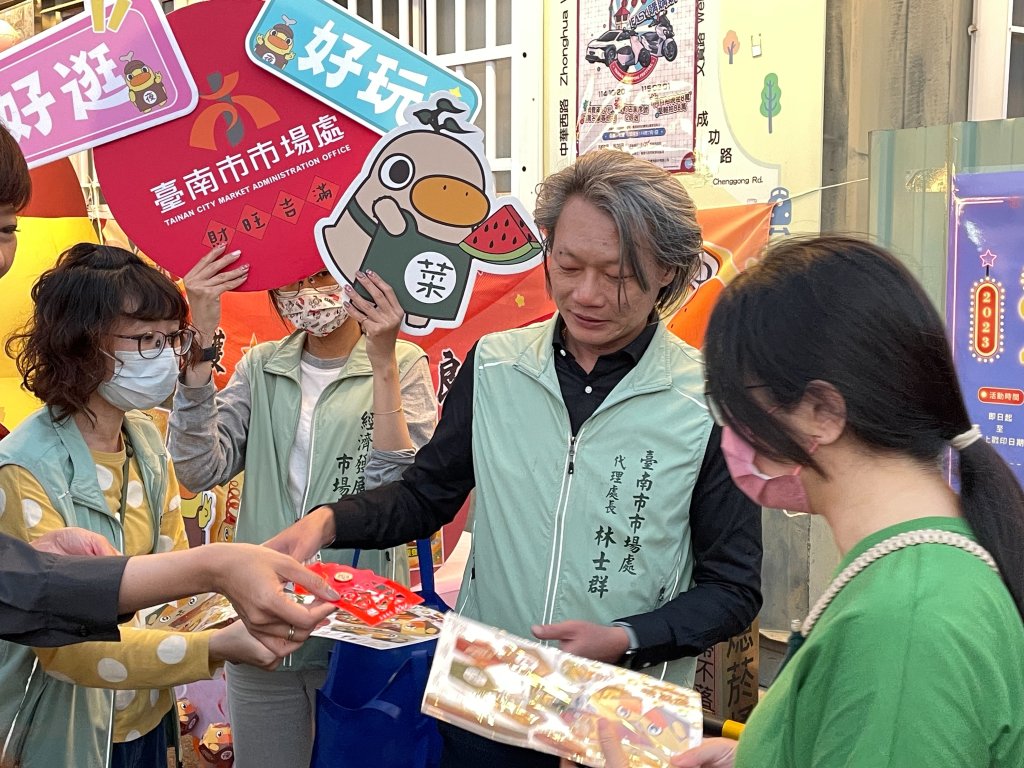 「鴨力爆表」萌翻武聖夜市 市場處限量鴨鴨小提燈快閃送