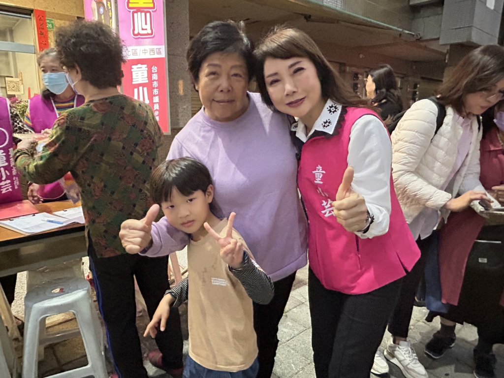 市議員參選人童小芸發飛天馬燈籠與元宵湯圓給民眾 場面相當熱鬧 