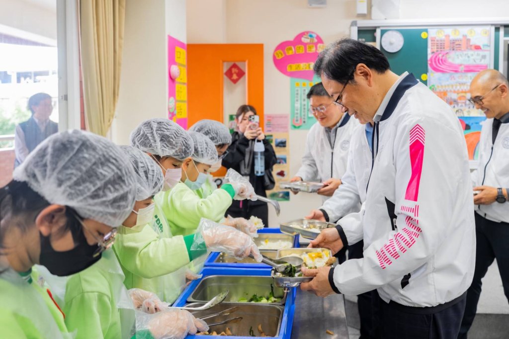 桃市免費營養午餐政策屆滿三載　張善政視察幸福國小肯定跨局處成果