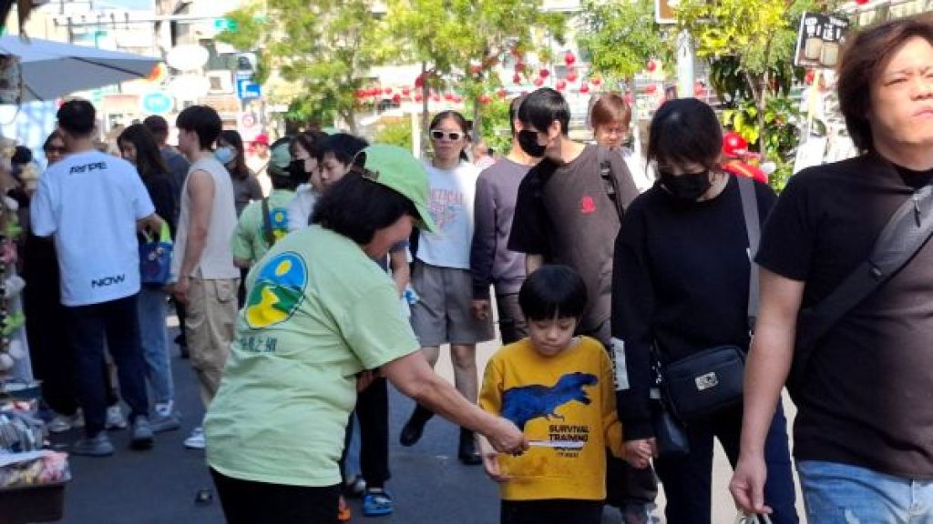  春節走入人群傳遞善念　志工發送《快樂之道》鼓勵正向生活