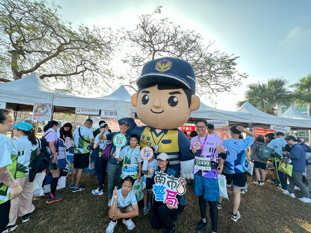 台南市警察局前進2026古都國際馬拉松設攤宣傳反詐騙 吸引民眾關心