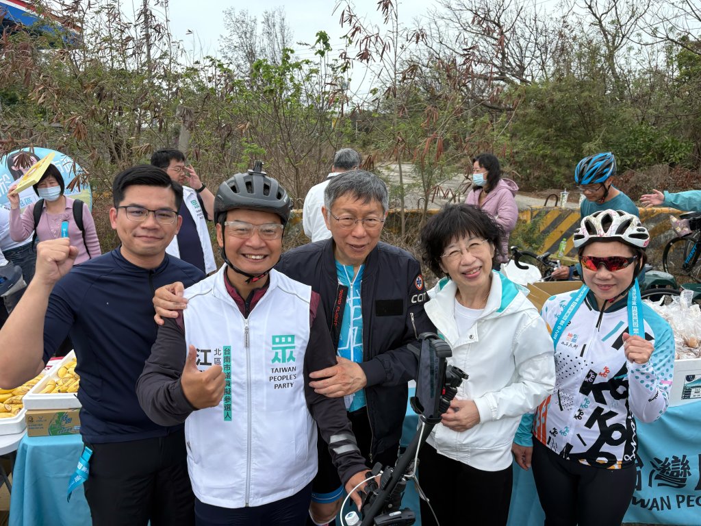 一日北高向前進！柯文哲深夜不畏艱難 小草齊聚送暖：我們永不放棄