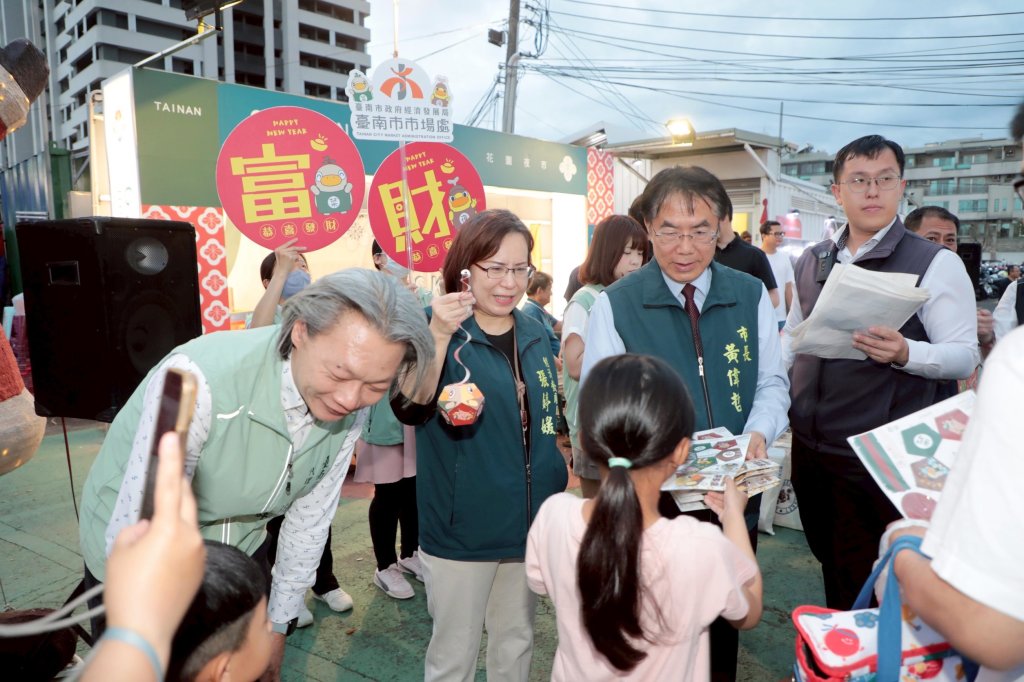超紅雙鴨躍馬迎元宵 黃偉哲現身花園夜市發送限量鴨鴨小提燈
