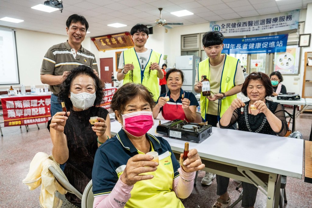 嘉藥勇奪「大學問、遠見」雙冠軍！藥學系全台最夯