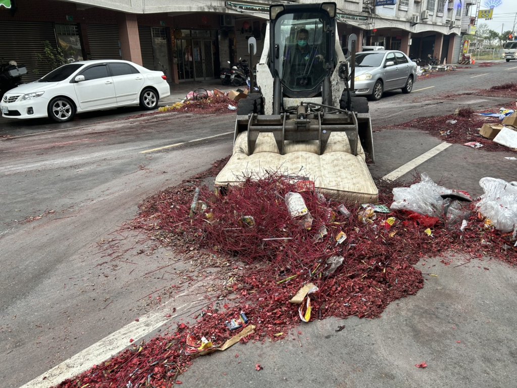 蜂炮徹夜響連天 環保局漏夜清掃恢復環境整潔