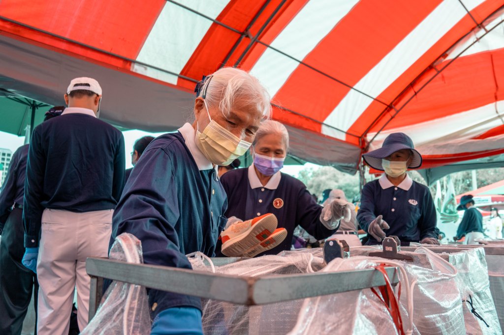 環保局歡迎加入臺南舊鞋救命志工行列 帶回專屬紀念毛巾與滿滿感動