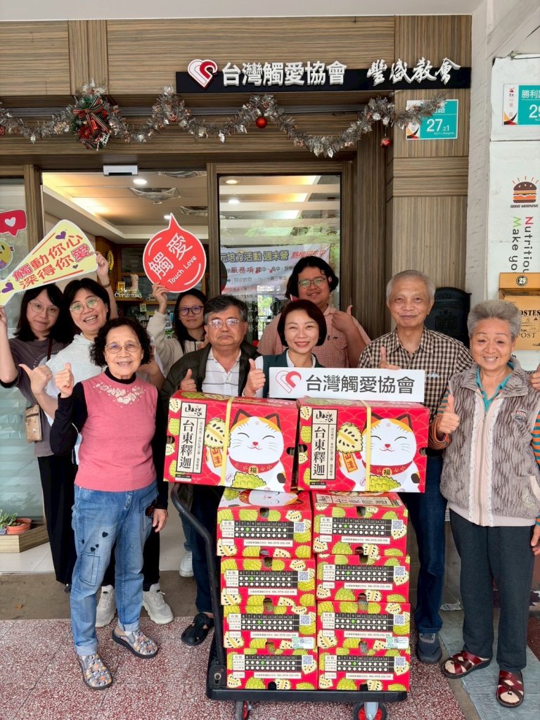 市議員蔡筱薇攜手薇笑公益協會捐贈鳳梨釋迦關懷弱勢