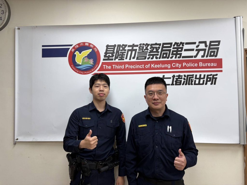 童手卡洞洞尺　七堵警暖心救援助脫困
