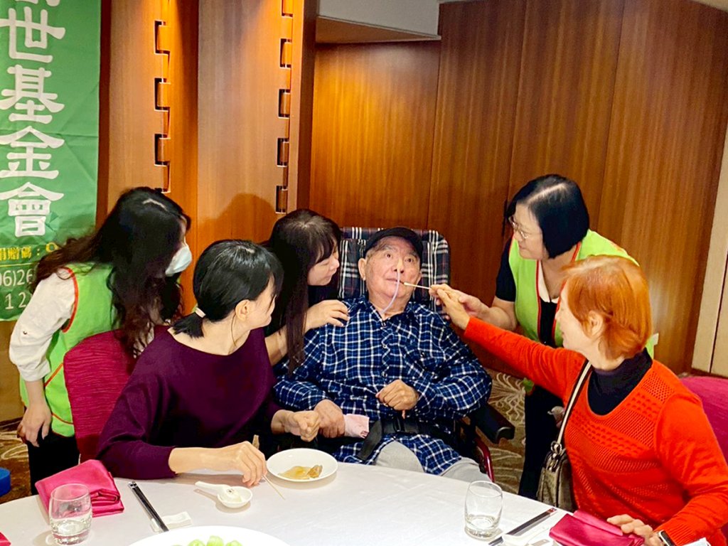 台南夢時代扶輪社替植物人阿安及家屬送上關懷