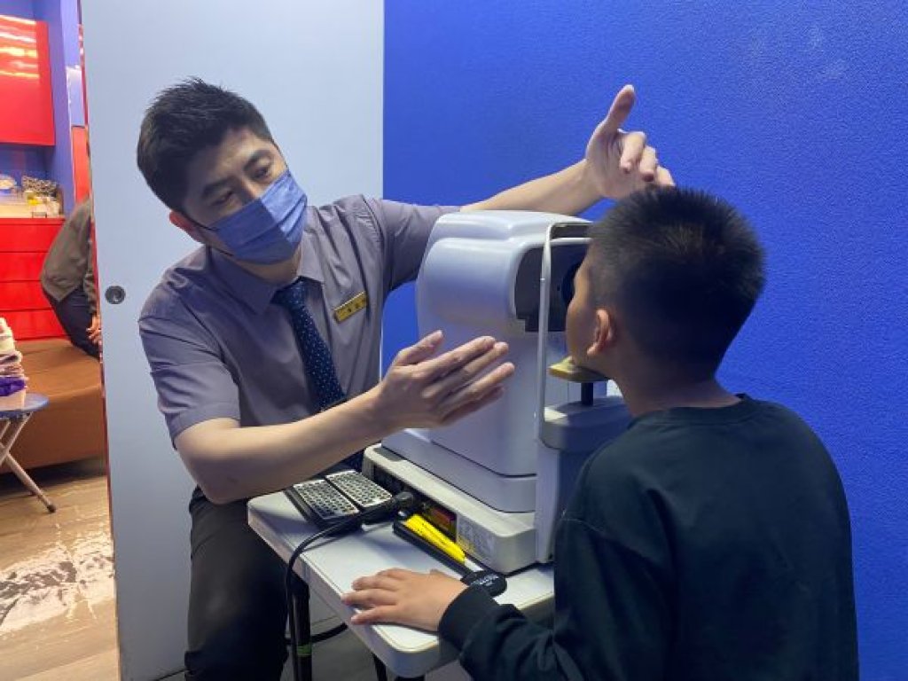 奶奶的守護，讓光重新照進孩子的眼中 社工到企業愛心接力，展望會串連資源助弱視童迎接新學期