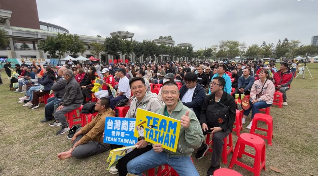 一起挺台灣，民眾自發現場發送「世界冠軍英雄谷遊行手搖旗」一起TeamTaiwan