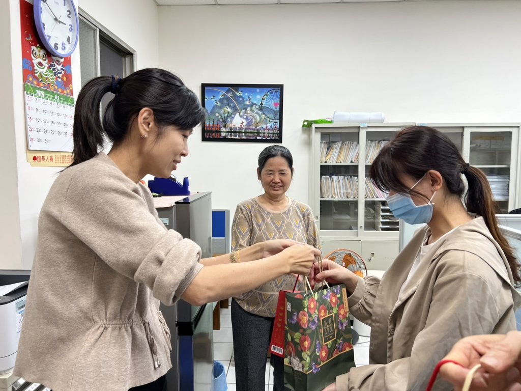 慶祝婦女節！南市婦幼隊贈送禮品致敬女警、甜蜜守護婦幼安全
