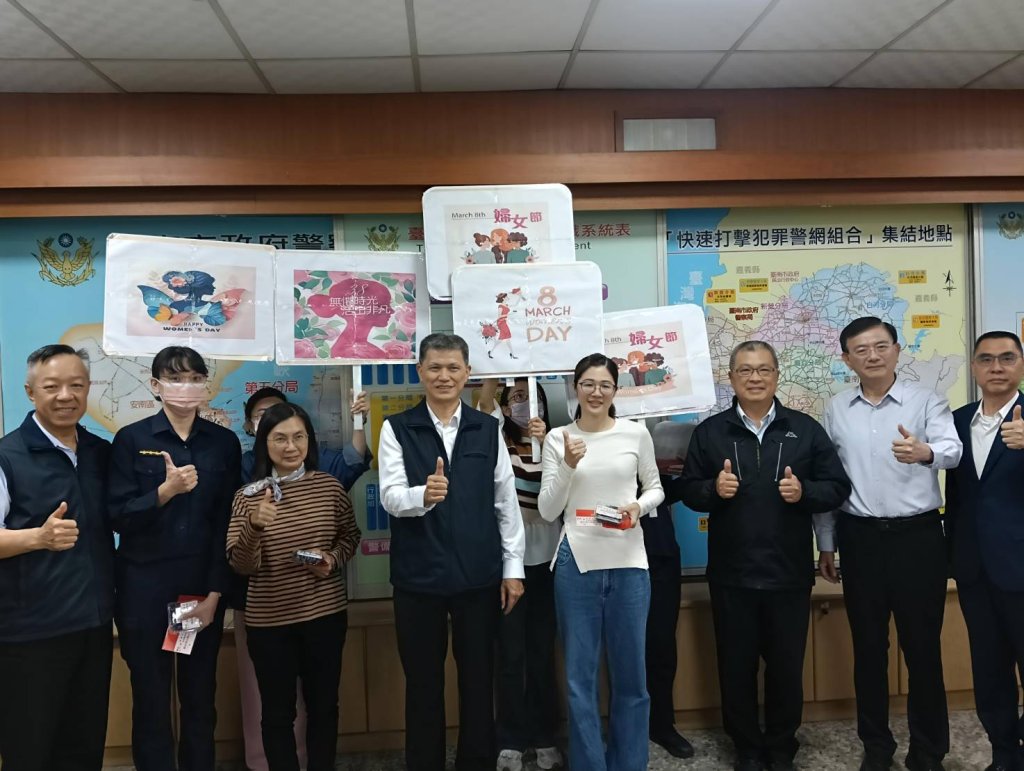南警歡慶婦女節 警察局長林國清親手送祝福
