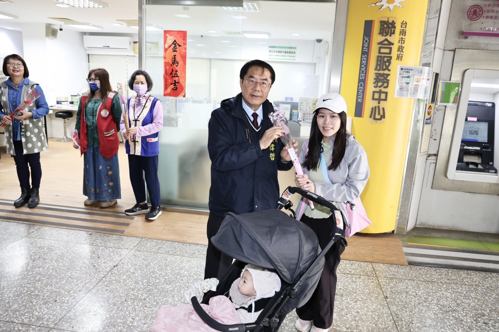 婦女節將至 黃偉哲贈送火鶴花 祝福全市婦女健康快樂