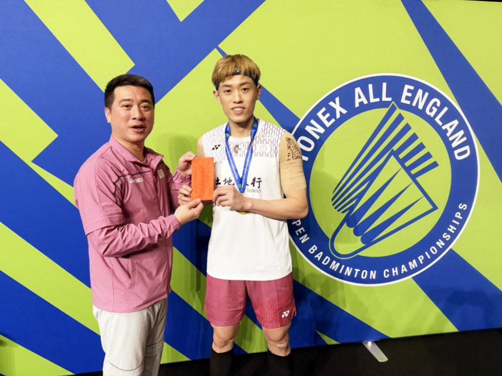 台灣羽壇歷史新頁！全英賽雙冠創史上最佳紀錄　中華羽協理事長張國祚頒發每組10萬元激勵獎金