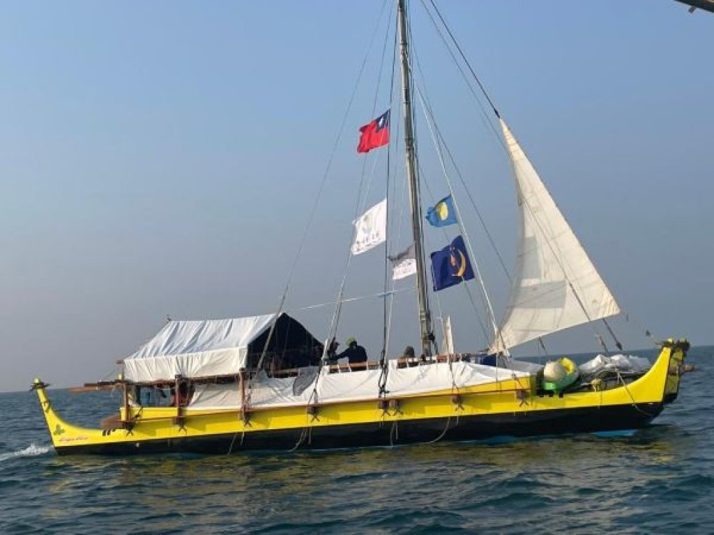  高師大出海迎親！師生迎接帛琉「無私分享號」航入高雄