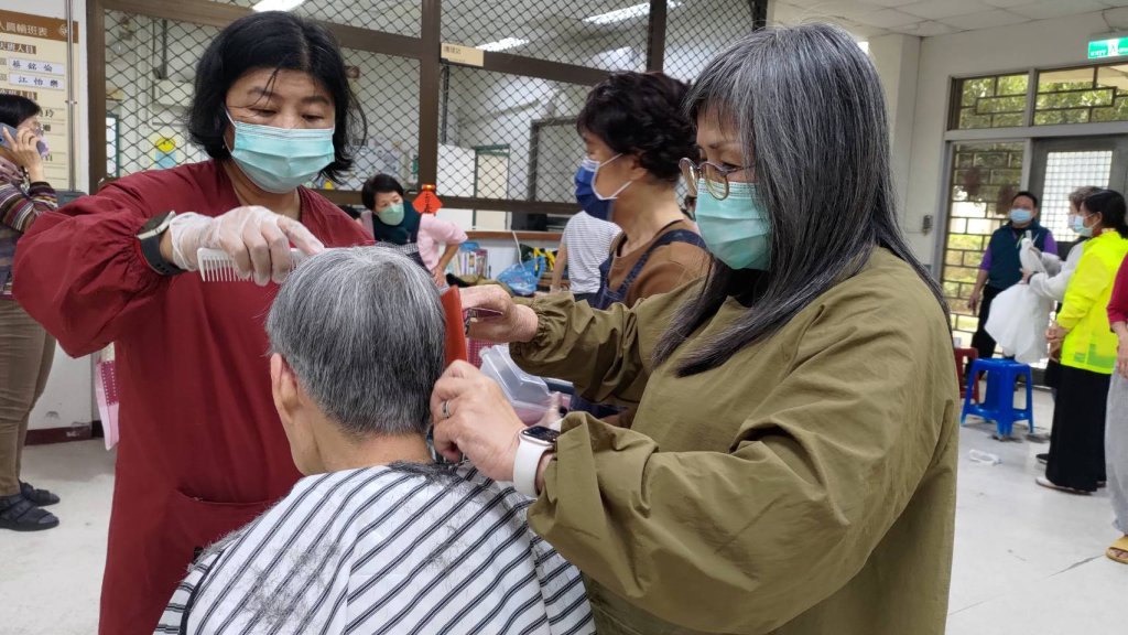 勞工局志工巧手傳遞愛 南市公益團體義剪讓住民煥然一新