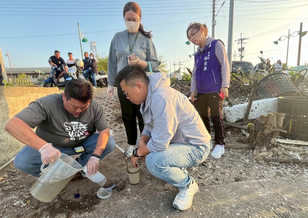 市議員林美燕獲報四鯤鯓漁港漂浮異物 要求相關單位速查真相 