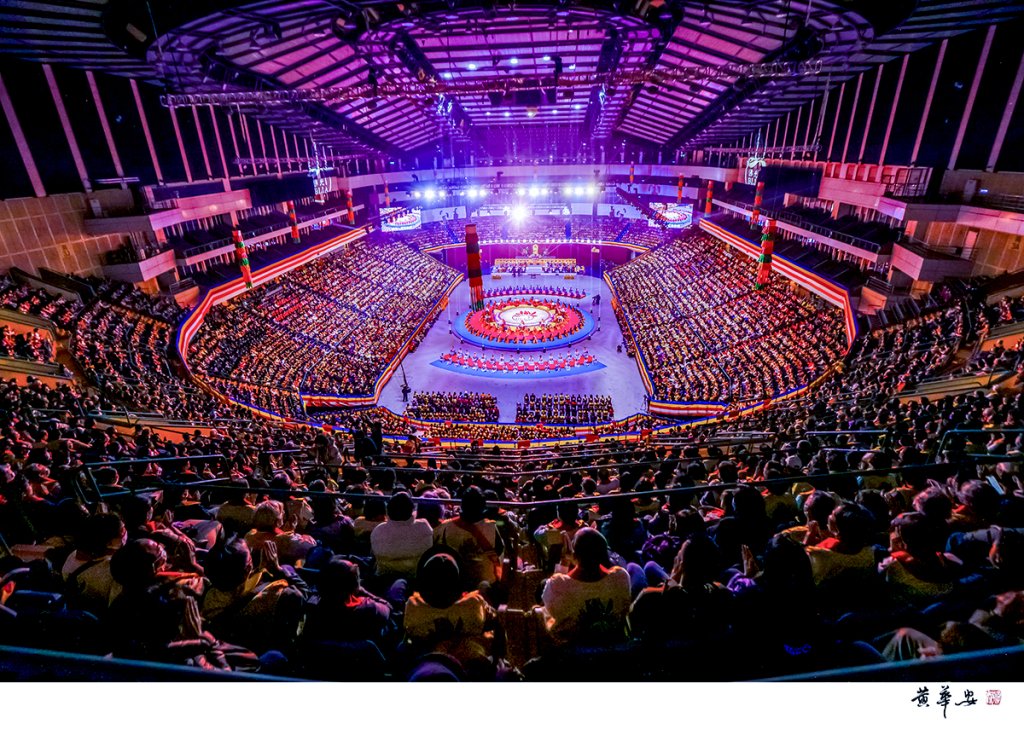 傳燈六十  慧光長明　蔣萬安出席小巨蛋佛光山禪淨共修法會　秉「四給」精神深耕臺北福田 十萬人共點心燈祈願　慈悲智慧照亮世界